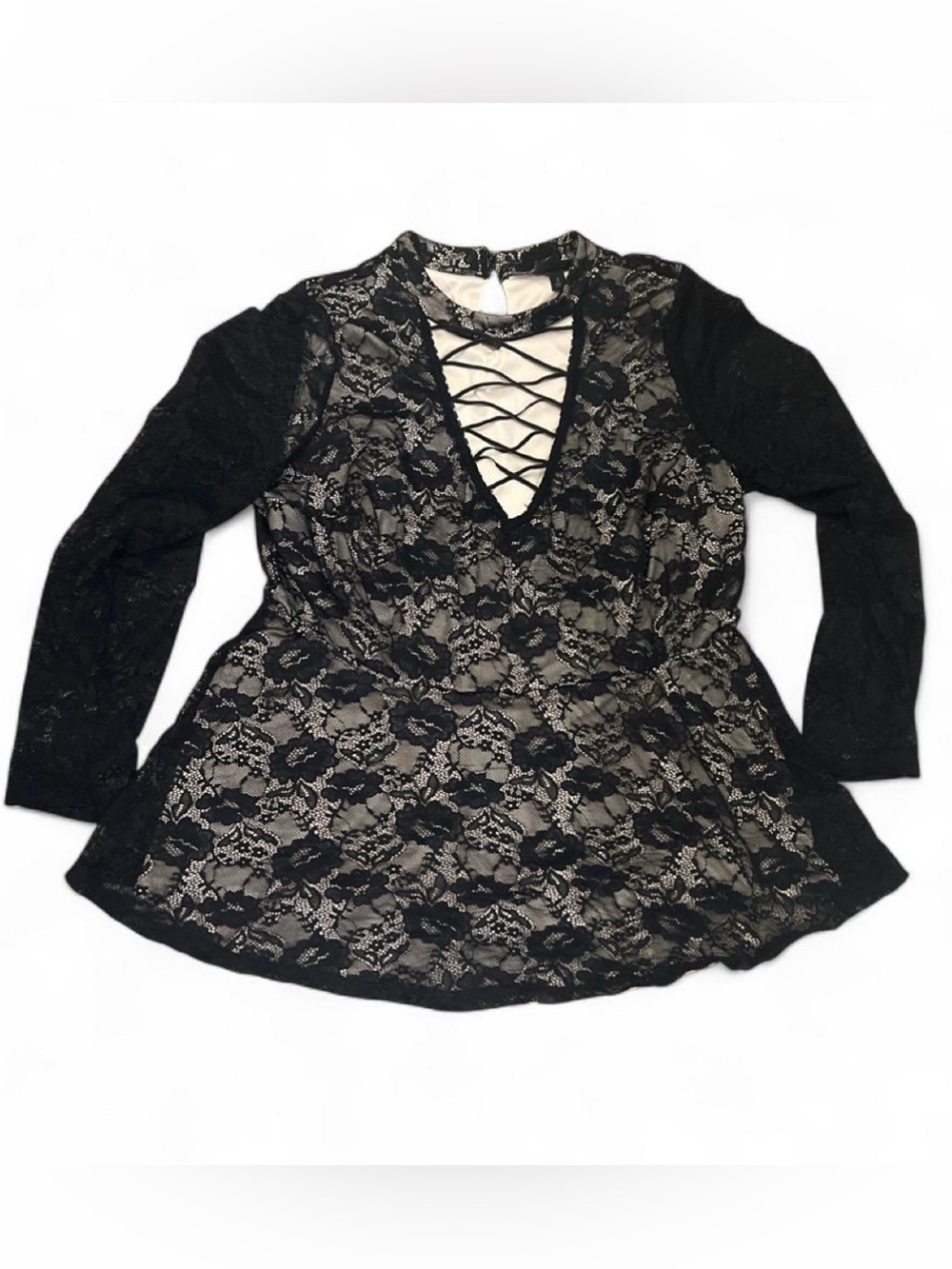 torrid Black Lace Peplum Top with Crisscross V-Neckline Women’s Sz 2 2000s